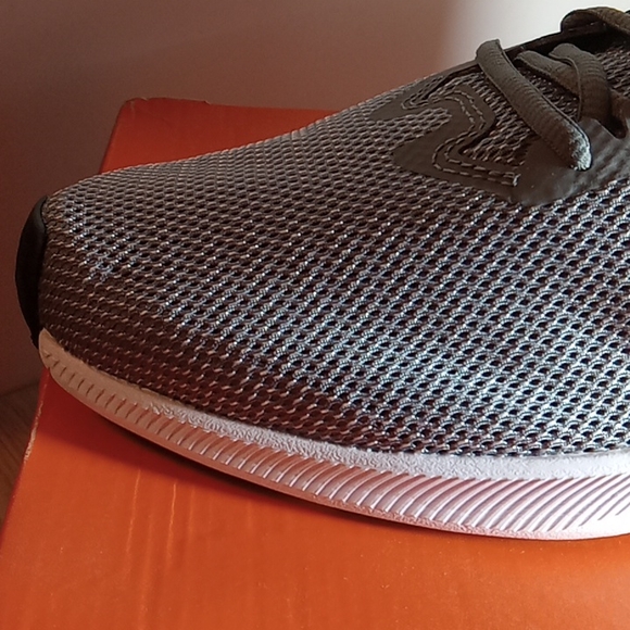 NWT Nike Women's size 12 Running Shoes in Sparkling Silver! - Picture 3 of 15